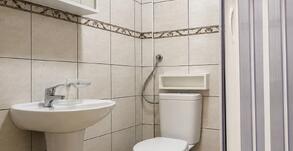 Kupatilo apartmana sa tuš kabinom