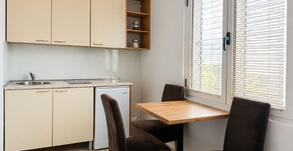 Čajna kuhinja pored prozora u apartmanu